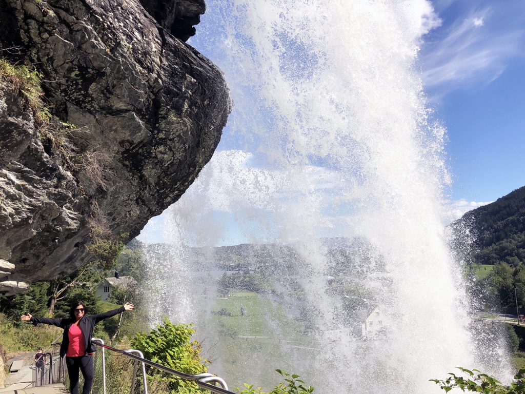 Steindalsfossen J behind