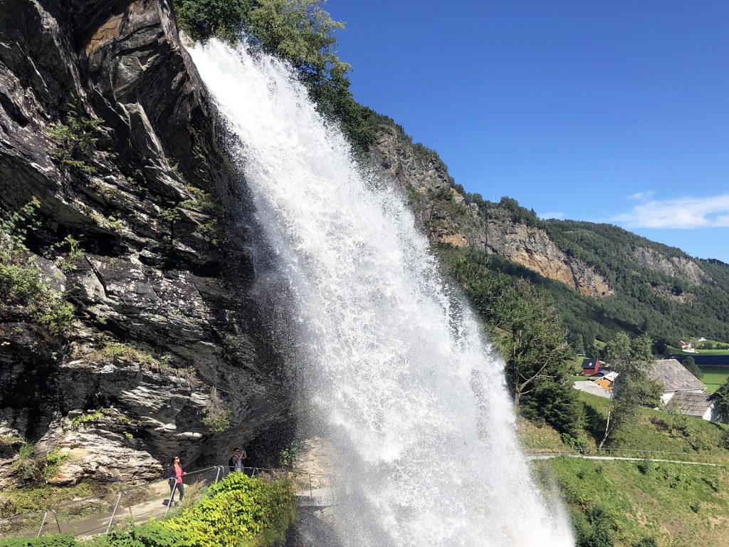Steindalsfossen J behind