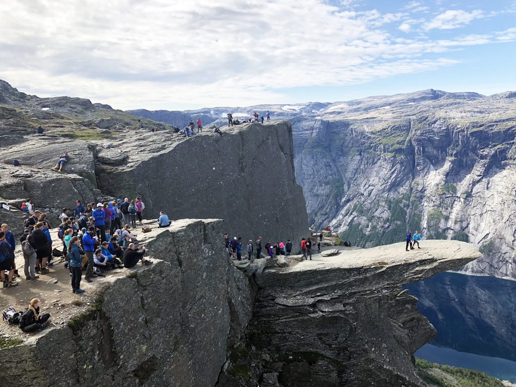 Trolltunga crowds